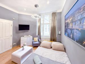 ein Wohnzimmer mit einem großen Gemälde an der Wand in der Unterkunft Josefov Riverside Apartment in Prag