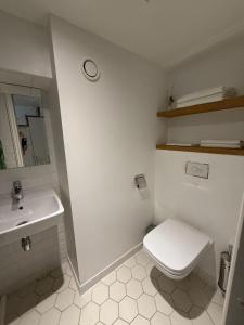 Ένα μπάνιο στο Urban Two-Level Apartments 13