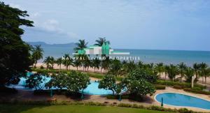 ナ・ジョムティエンにあるNatural Villas - Baan Somprasongのビーチのプールの画像