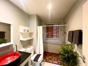 ナ・ジョムティエンにあるNatural Villas - Baan Somprasongのバスルーム(赤いシンク、シャワー付)
