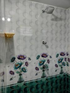 baño con ducha con jarrones en la pared en Isakki Cottage, en Tiruchchendūr