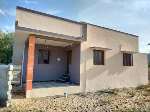 una pequeña casa en medio de un campo en Isakki Cottage, en Tiruchchendūr 4 fotos más