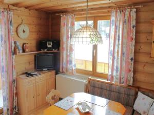 Un comedor con una mesa y un televisor. en Apartment in Nassfeld near Ski Slopes, en Sonnenalpe Nassfeld