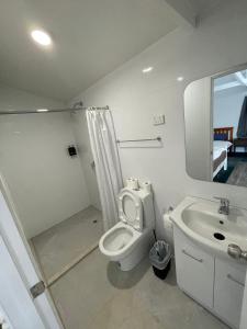 Ένα μπάνιο στο 3 Beds including 1 Sofa Bed Chalet B