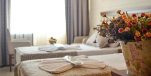 Postel nebo postele na pokoji v ubytování Mekke Hotel Istanbul