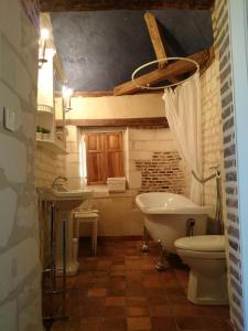 Ett badrum på Chateau Des Roises