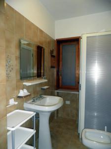 bagno con lavandino e servizi igienici di Appartamenti Oleandri a Vieste