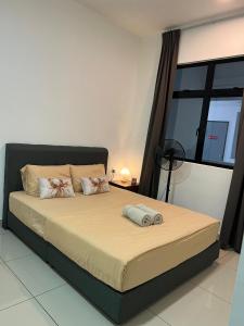 En eller flere senge i et værelse på Latte Homestay Desaru