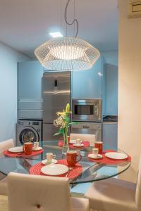 una cocina con una mesa con platos y tazas. en Bracara Guest House "Arcada", en Braga
