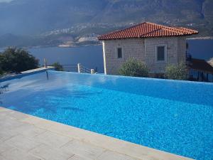 בריכת השחייה שנמצאת ב-Villa Kastello או באזור
