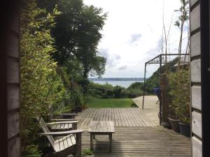 En terrasse eller udendørsområde på logements vue sur mer ,chambre et cuisine équipée ,accès indépendant, terrasse