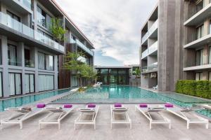 Bazén v ubytování Maya Phuket Airport Hotel-Naiyang Beach nebo v jeho okolí