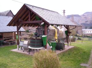 einen hölzernen Pavillon mit einem Haufen grüner Fässer in der Unterkunft Hotel - Pension Wendland in Wintrich