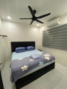 En eller flere senge i et værelse på Casa Cinta Homestay Pendang