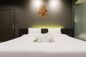 Postel nebo postele na pokoji v ubytování Maya Phuket Airport Hotel-Naiyang Beach