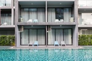 Bazén v ubytování Maya Phuket Airport Hotel-Naiyang Beach nebo v jeho okolí