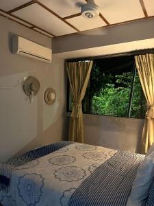 a bedroom with a bed and a window at Habitacion frente al mar en Tolú in Santiago