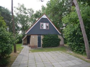 ein kleines Haus mit einem Seitenfenster in der Unterkunft Peaceful Holiday Home in Lemele in Lemele + 29 Fotos