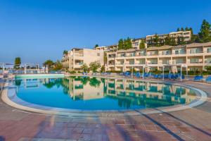 Bazén v ubytování Kipriotis Aqualand Hotel nebo v jeho okolí