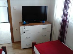 a dresser with a television on top of it at Apartment Aria in Vir