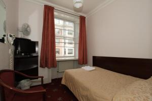 Postel nebo postele na pokoji v ubytování Ridgemount Hotel
