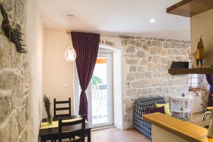Posedenie v ubytovaní Sir George Luxury Suites
