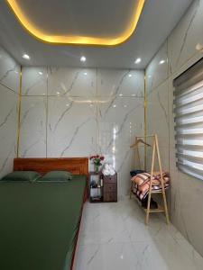 Tây NinhにあるNhà bên núiのベッドルーム1室(ベッド2台付)が備わります。