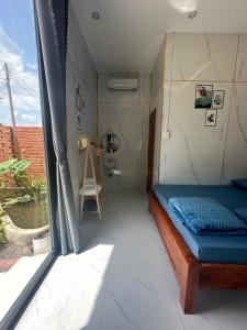 Tây NinhにあるNhà bên núiのベッドと窓のある小さな部屋