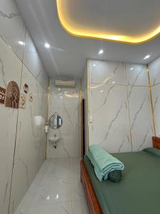 Tây NinhにあるNhà bên núiのベッド1台とシャワー付きの小さな客室です。