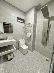 Ένα μπάνιο στο MBee Hotel
