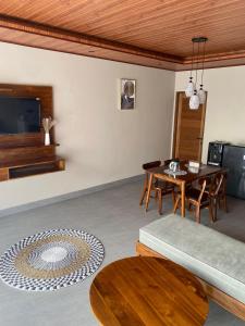 BedahuluにあるPondok Ayu Villaのテーブルとソファのあるリビングルーム