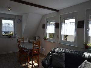 un salon avec une table et un canapé dans l'établissement Central Rees Stay for Four, à Rees