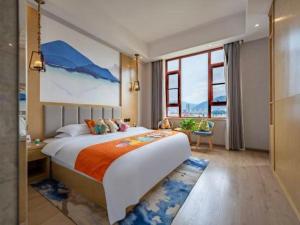 ein Schlafzimmer mit einem großen Bett und einem großen Fenster in der Unterkunft VX Dali Erhai Park Seascape Hotel in Dali