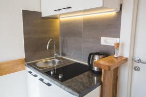 Kuchyňa alebo kuchynka v ubytovaní Sir George Luxury Suites + 30 fotografií