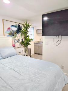 TV a/nebo společenská místnost v ubytování Vessel Hotel Studio Suites of Atlanta, GA