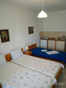 オリンピアキ・アクティにあるPetridis Hotelの小さな部屋 ベッド2台 キッチン付