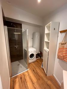 a bathroom with a washing machine and a washer and dryer at Aux Pas Sages, 4 logements mitoyens, proche mer in Saint-Jean-de-Monts +67 photos