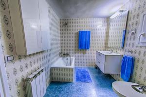 y baño con lavabo, aseo y bañera. en Casa Rural El Solanar, en Castelserás