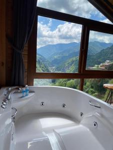 een bad voor een raam met uitzicht bij Şana Suit Bungalov in Çamlıhemşin