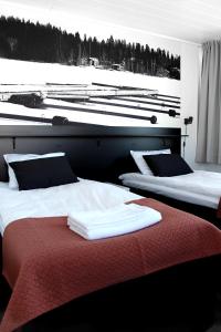 - 2 lits dans une chambre avec de la neige au sol dans l'établissement Forenom Aparthotel Raahe, à Raahe