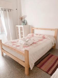 Una cama con dos toallas blancas encima. en VIGO Apto, en Belén de Escobar
