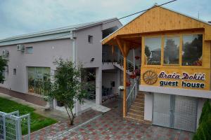 El edificio en el que está la casa de huéspedes