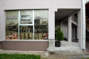 El edificio en el que está la casa de huéspedes