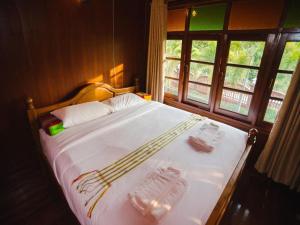 En eller flere senge i et værelse på Rommai Reunngam Resort