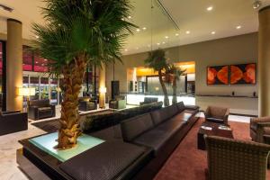 Atpūtas telpa vai bārs naktsmītnē Ramada Plaza by Wyndham West Hollywood Hotel & Suites