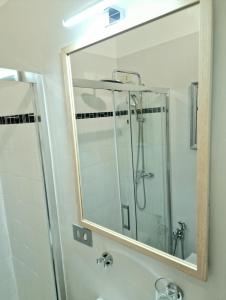 Koupelna v ubytování Ampia stanza con bagno privato e zona pranzo