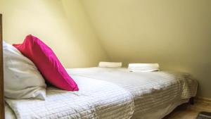 ソポトにあるApartament Milanoのベッドルーム1室(ピンクの枕が付いたベッド1台付)