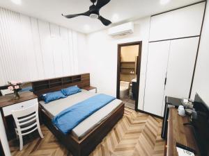 胡志明市Kim's studio的一间卧室配有一张床、一张桌子和吊扇