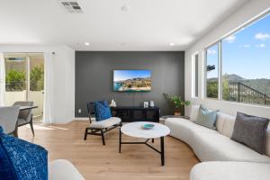 Ladera Ranchにある#Marbella Lane - Curated 5BR in Upscale RMV Havenのソファとテーブルのあるリビングルーム