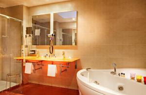 Ένα μπάνιο στο Jazz Hotel